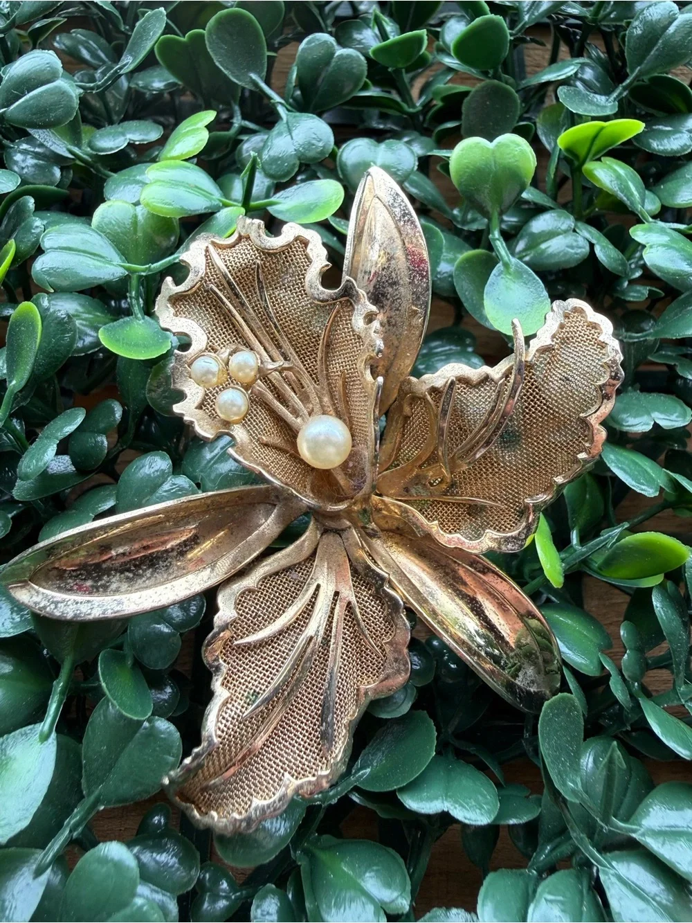 Vintage Gold Tone Leaf Brooch with Faux Pearls